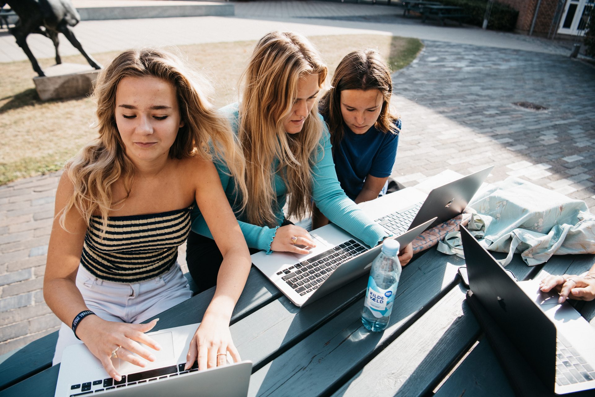 elever som sidder og laver lektier