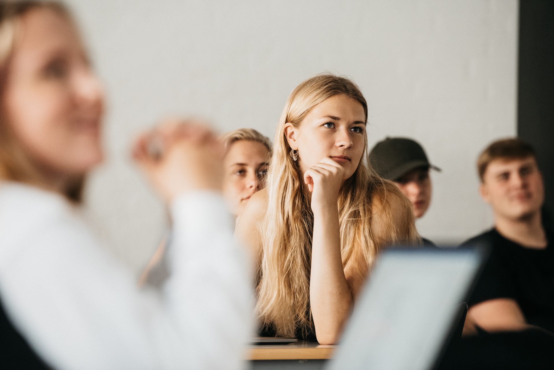 elev som lytter i timen