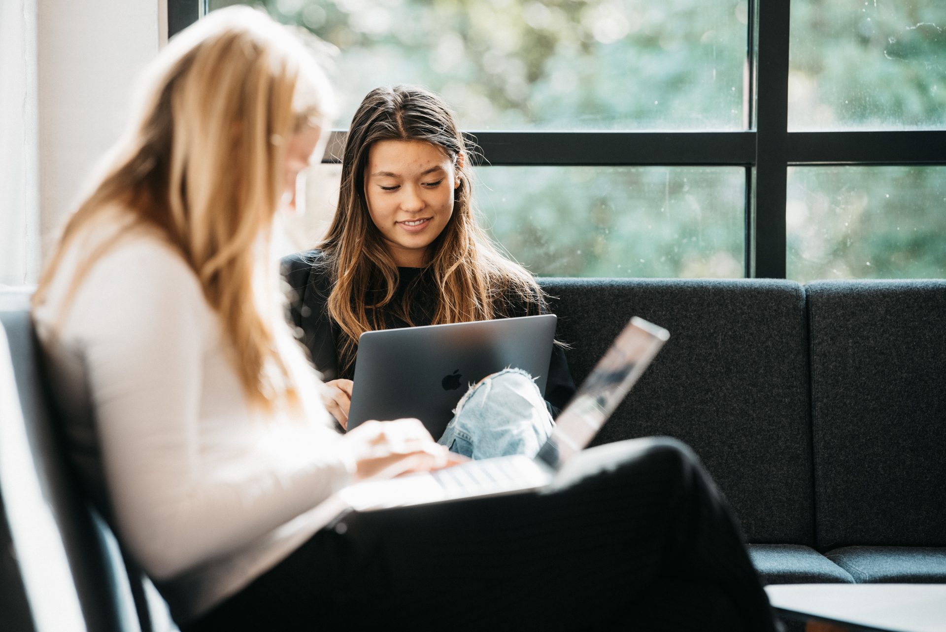 elever arbejder i fælles areal