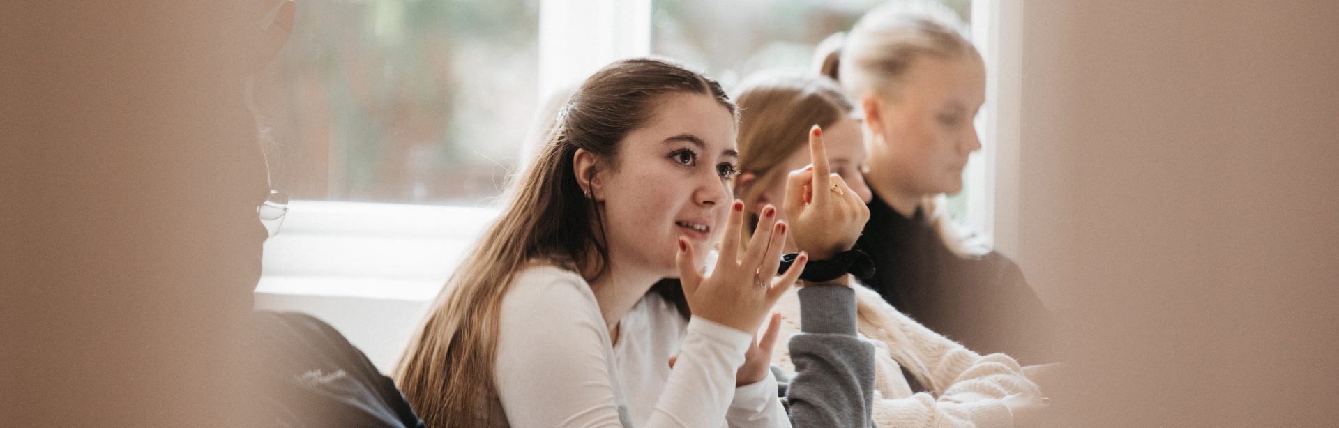 Elev stiller spørgsmål i timen