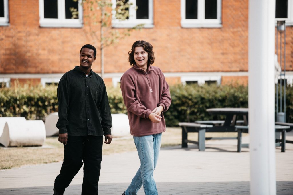 Elever går i skolegården