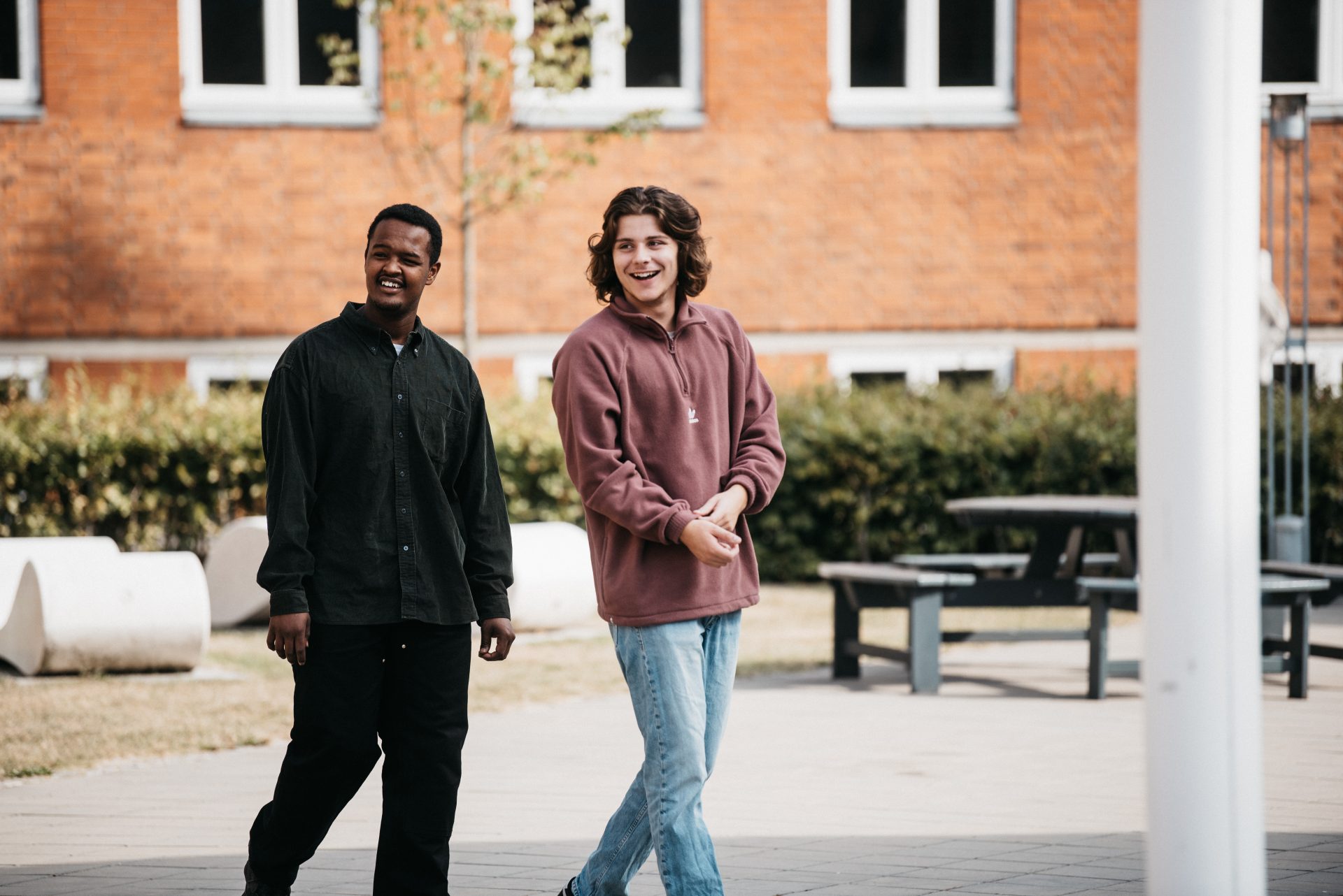 Elever går i skolegården