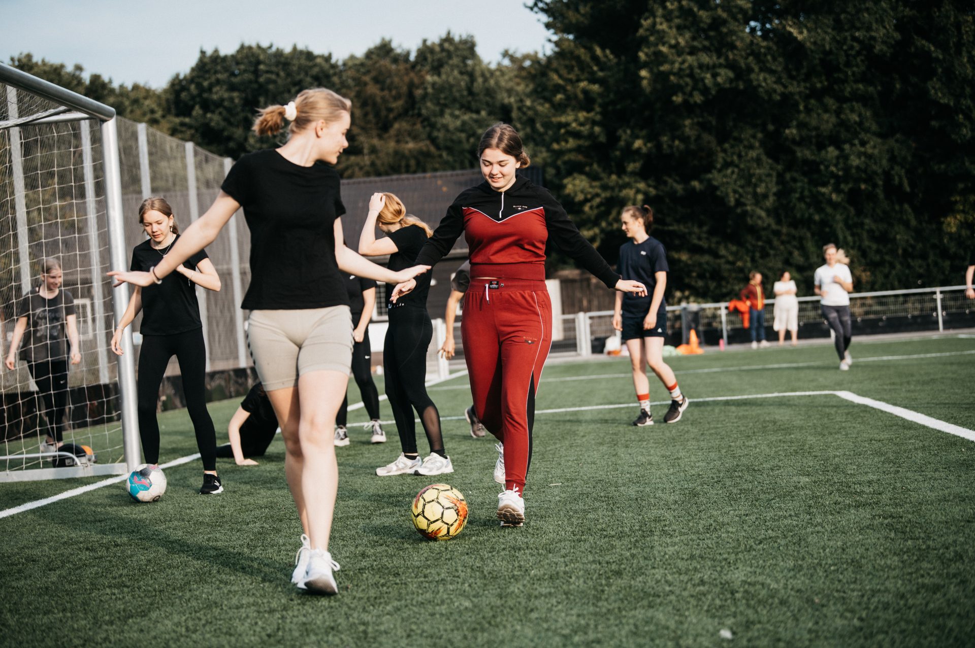 elever spiller fodbold