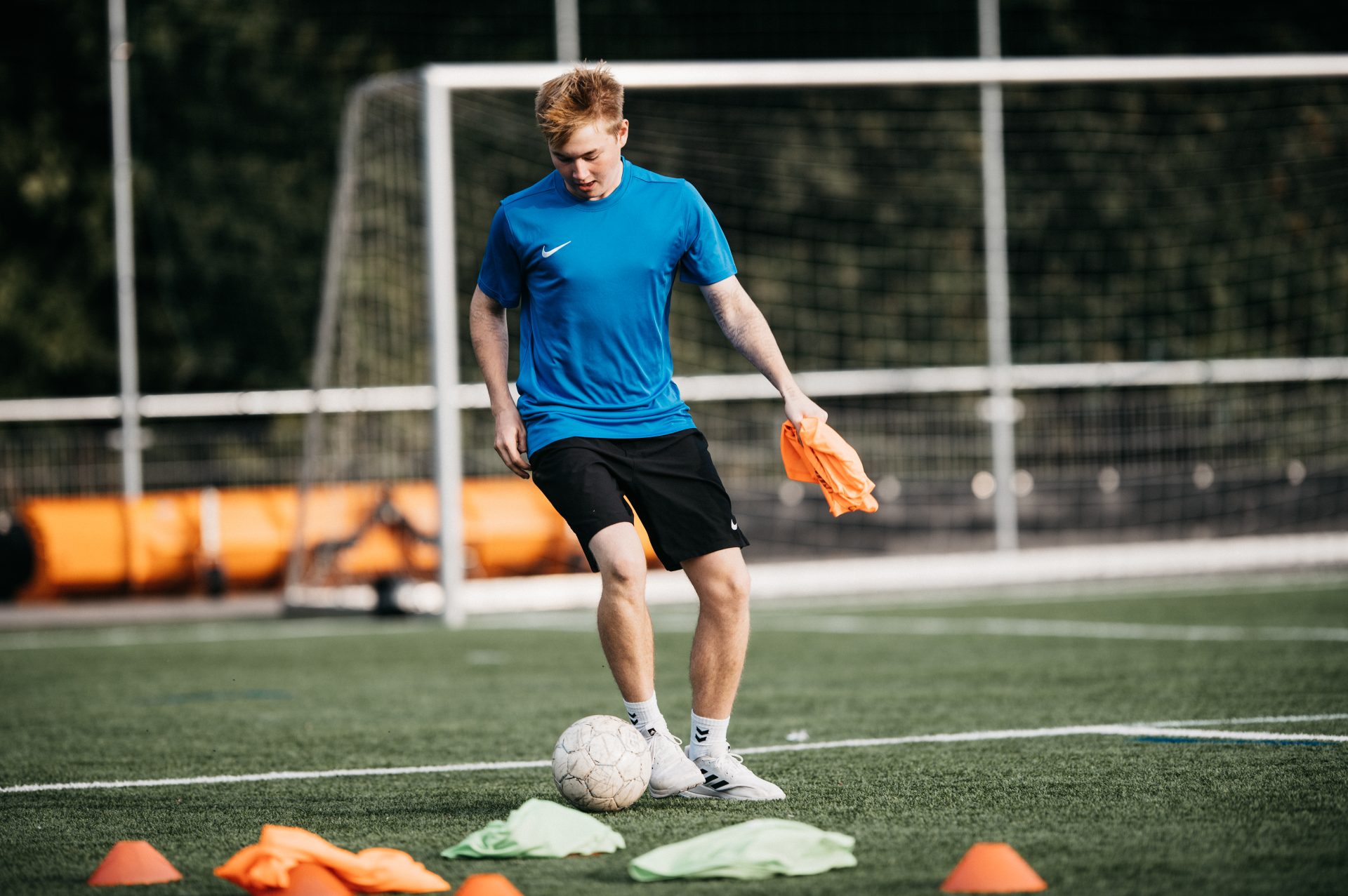 elev har fodbold til idræt