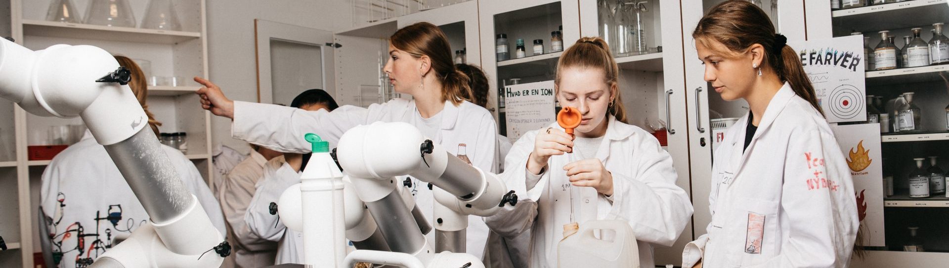 Elever som udfører eksperimenter i biologi