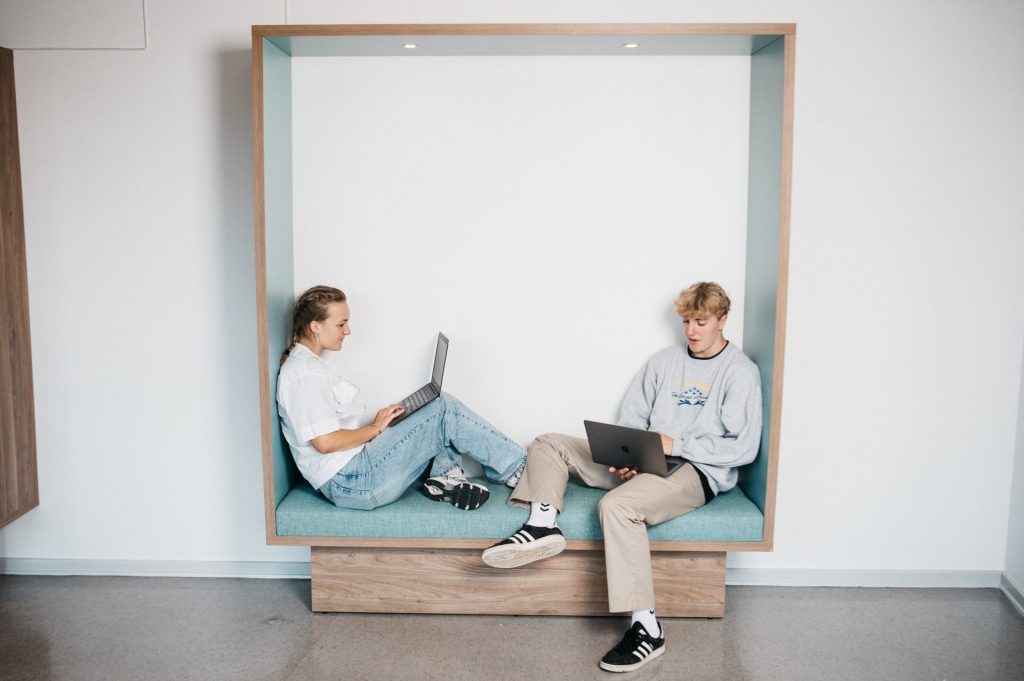 To elever laver lektier i fællesarealet