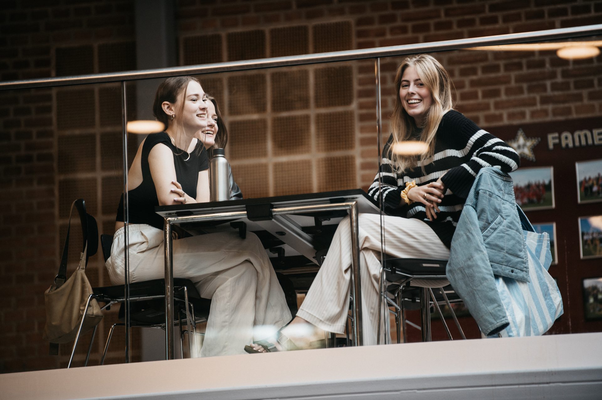 Elever sidder sammen i kantinen