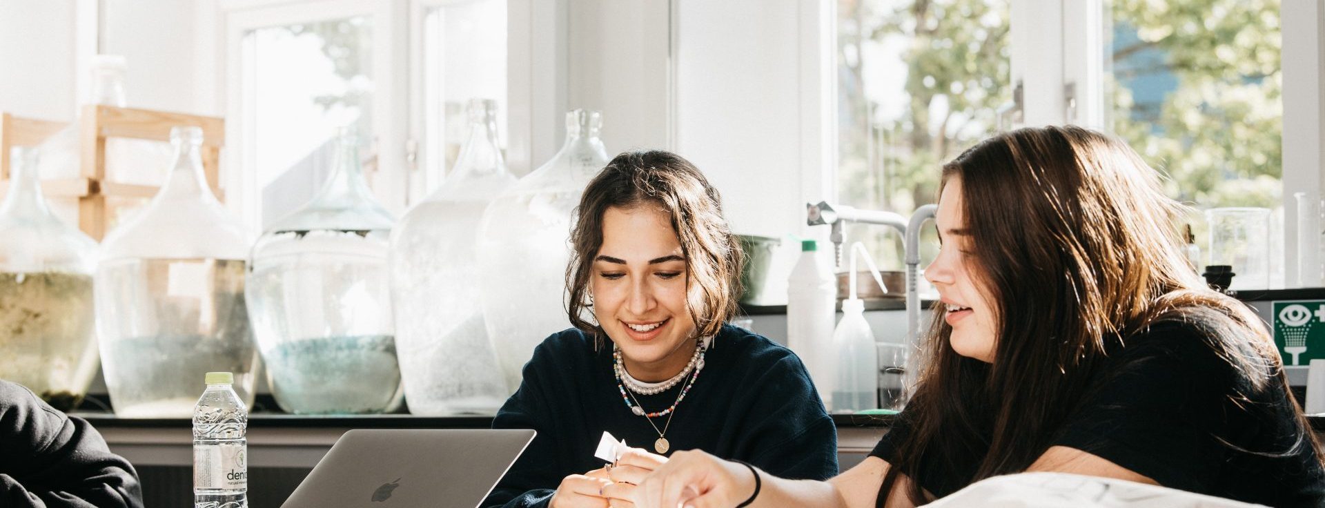 2 elever som er ved at klippe noget ud i billedkunst
