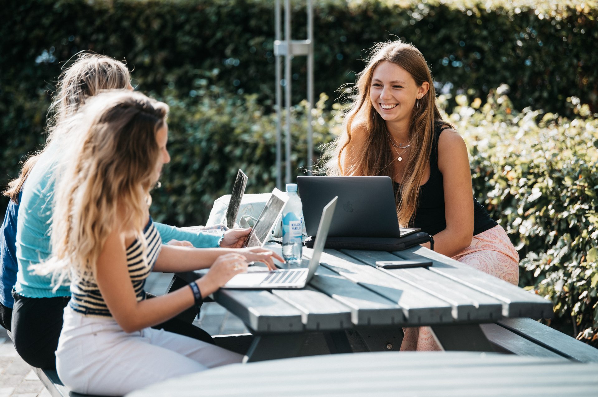 3 elever i skolegården
