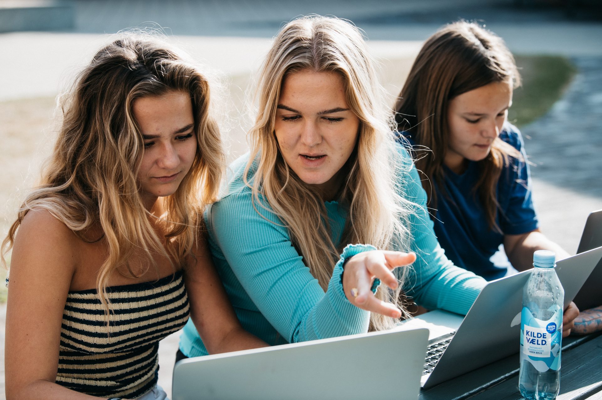 3 elever laver lektier i skolegården