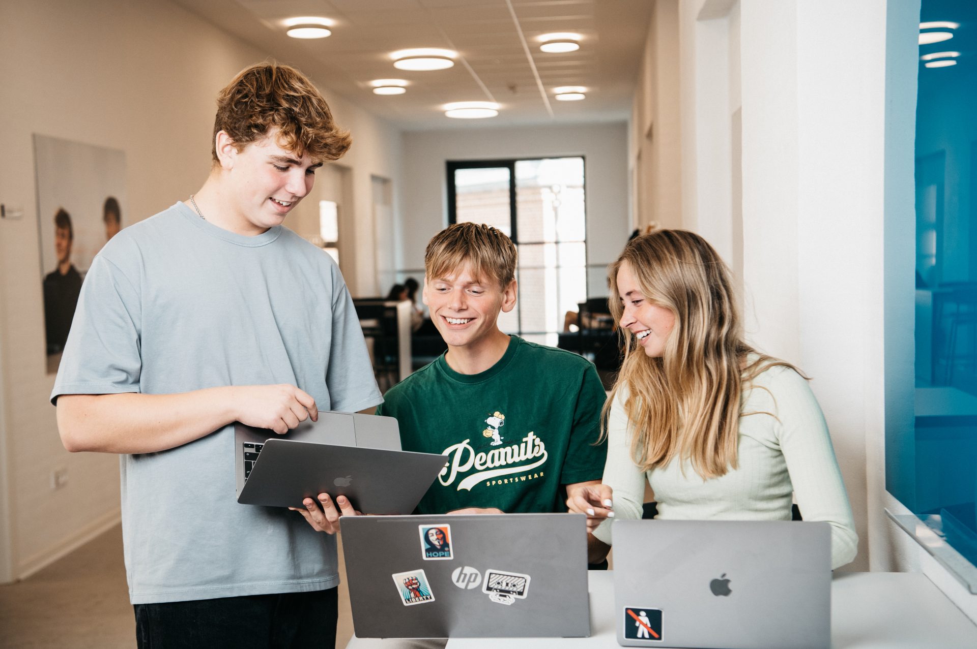 3 elever arbejder på gangen