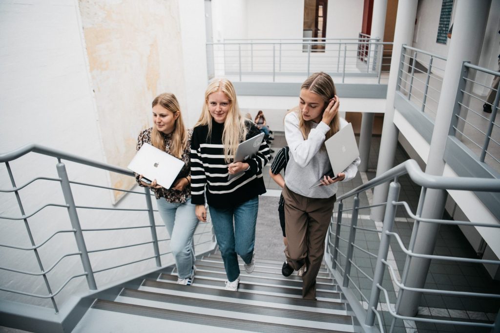 3. piger går op af trappe