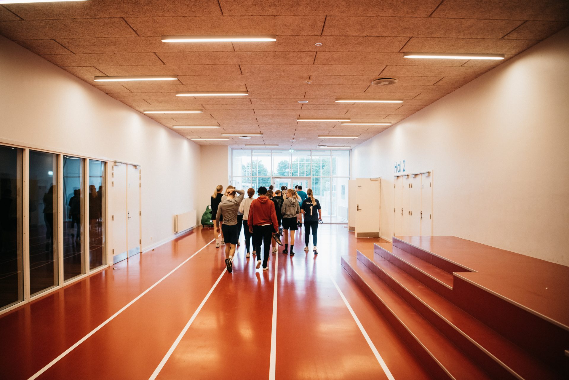 Elever som kommer gående i hallen