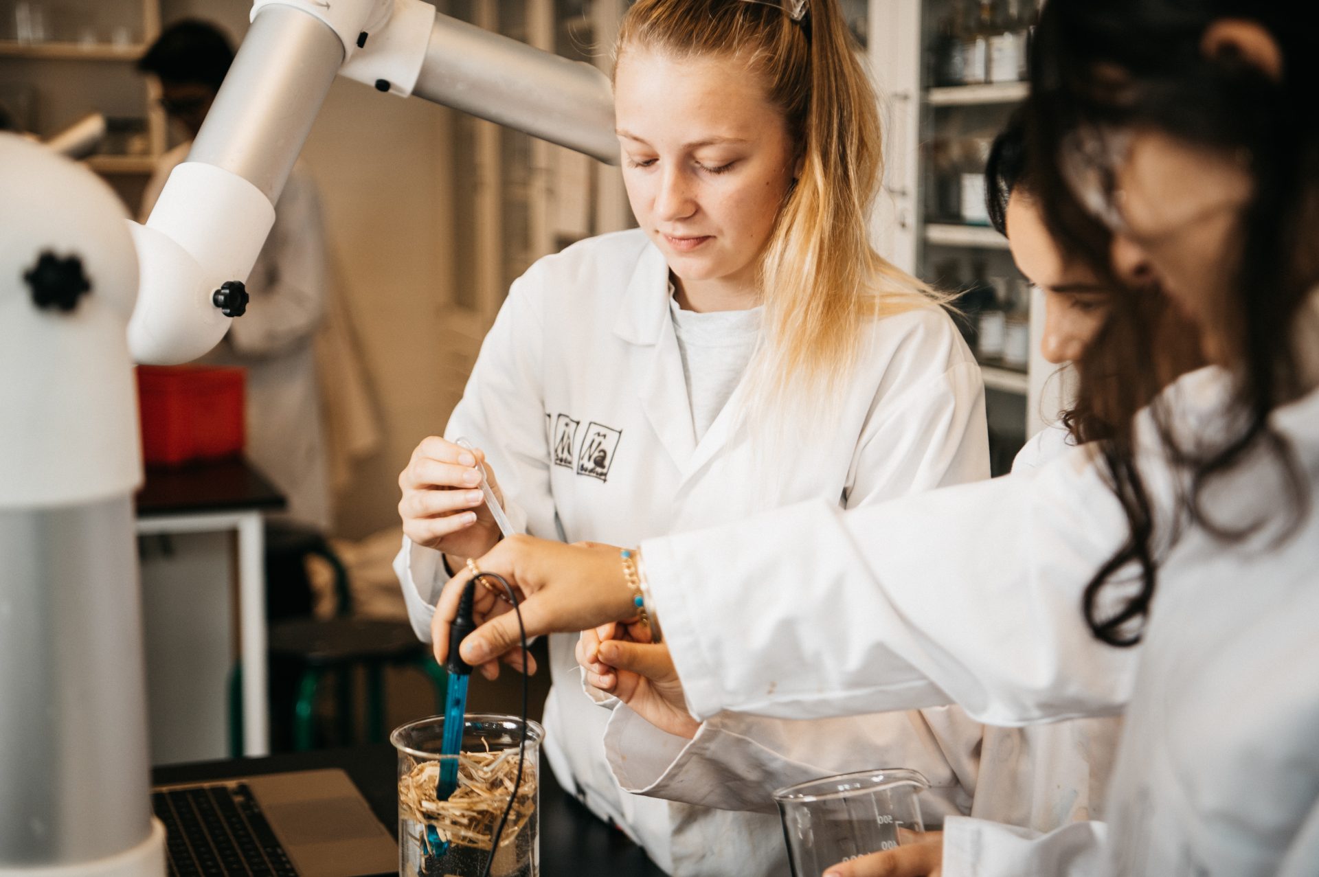 elever som laver forsøg i biologi