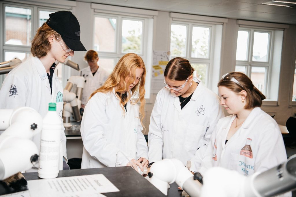 elever laver forsøg