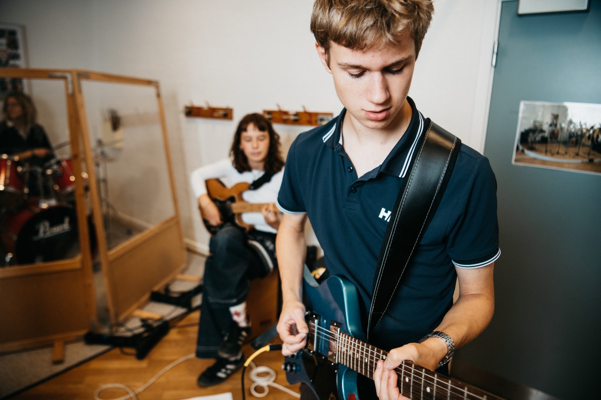 elever spille guitar