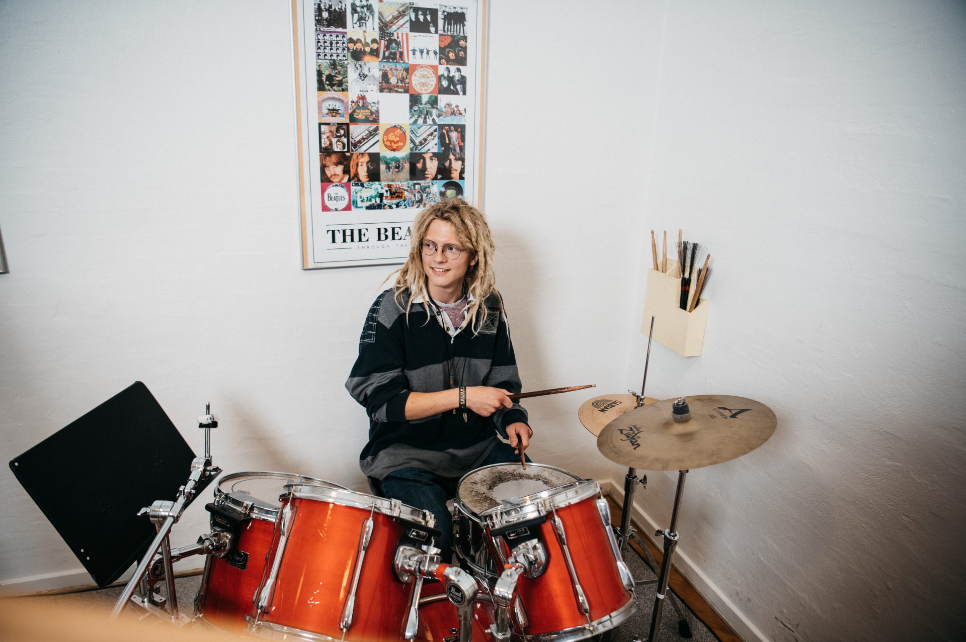 elever spille trommer