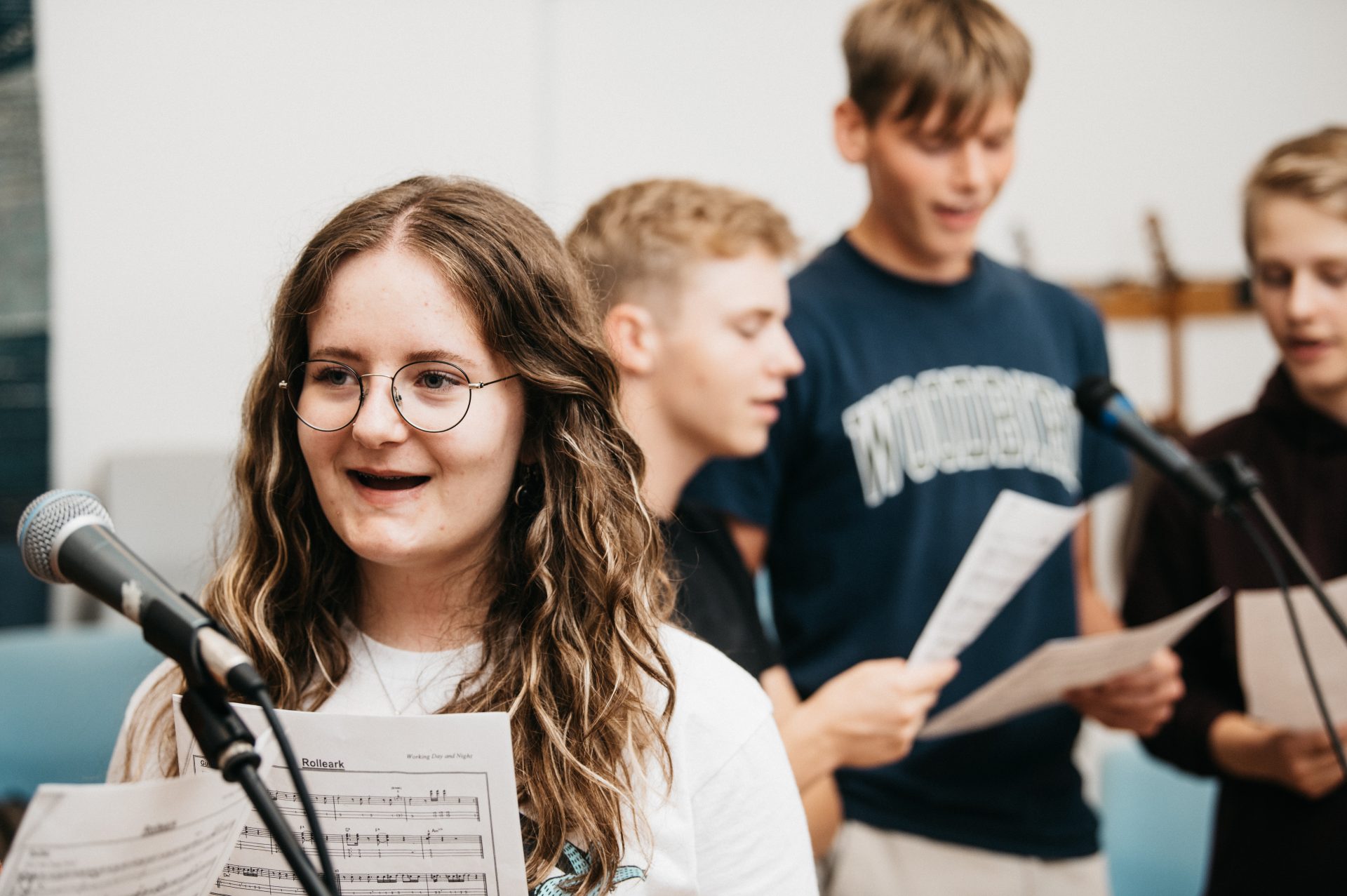 Elever som synger til musik