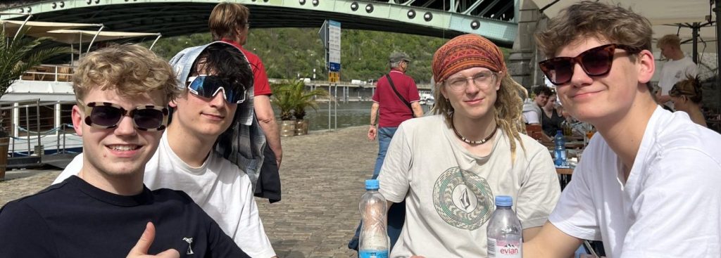 Elever i Bruxelles sidder ved havnen