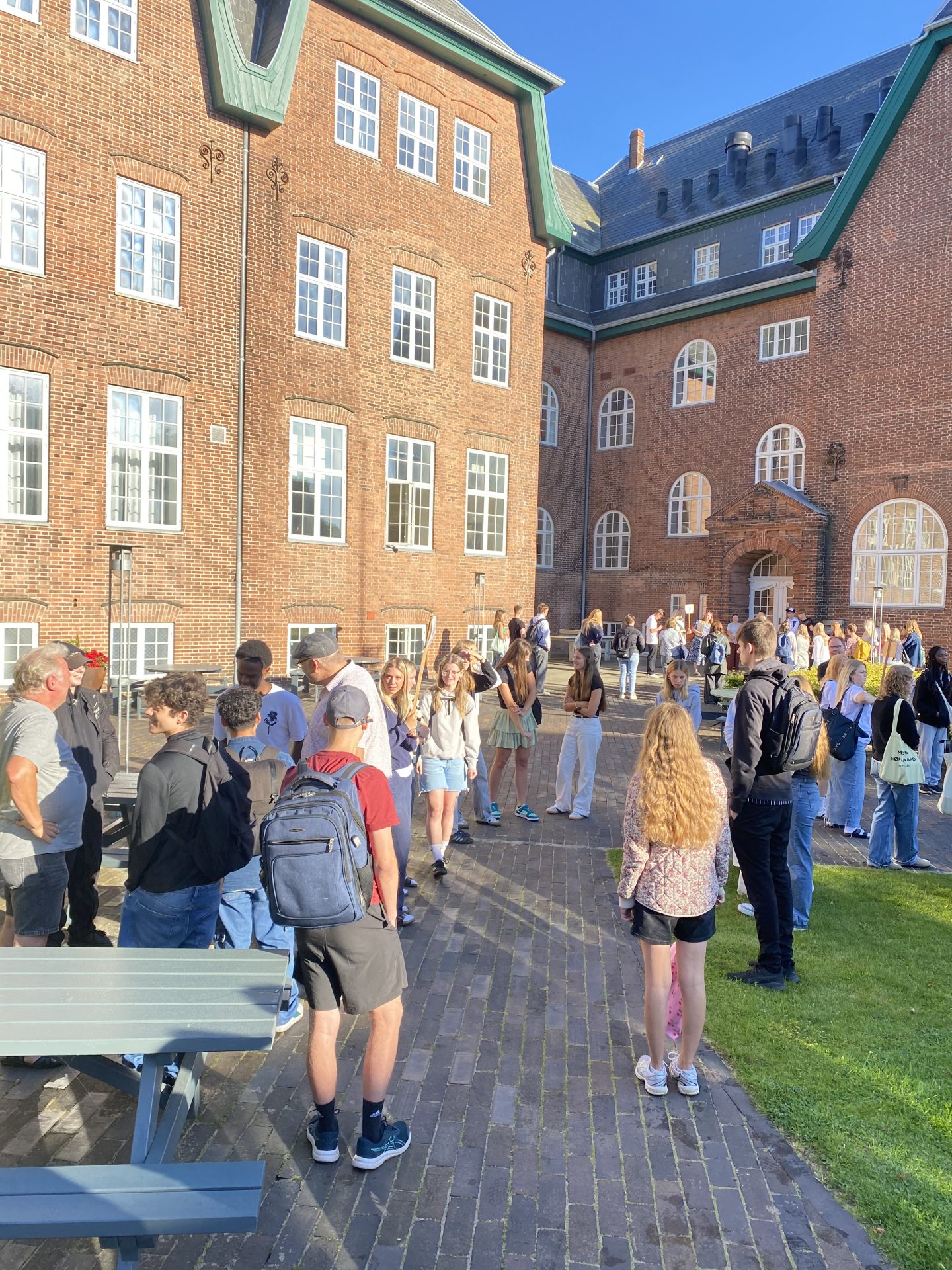 Første skole dag- samling i skolegården