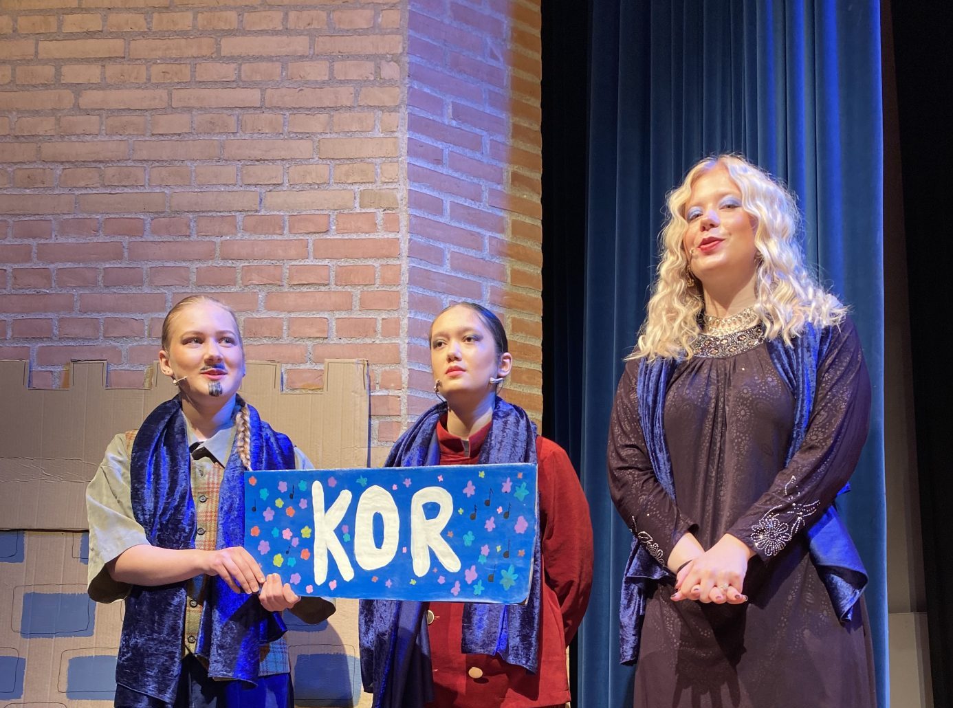 3 elever som synger kor til musical