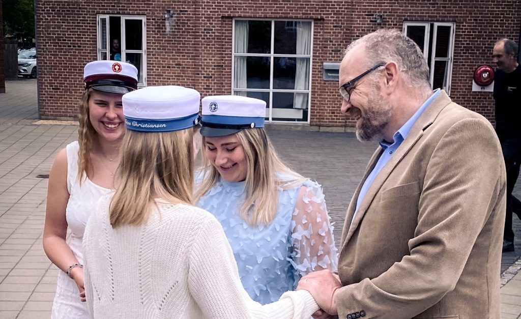 elever til flaghejsning, med rektor