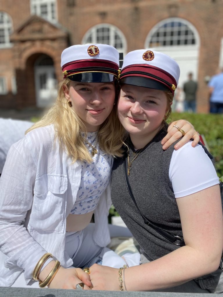 2 piger som er blevet STX studenter