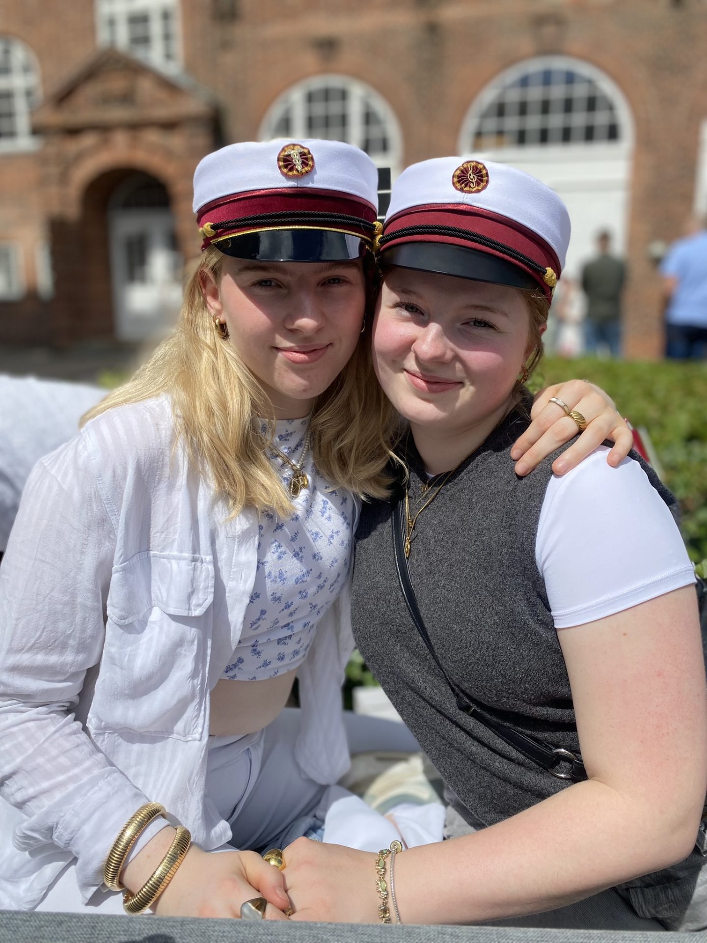 2 piger som er blevet STX studenter