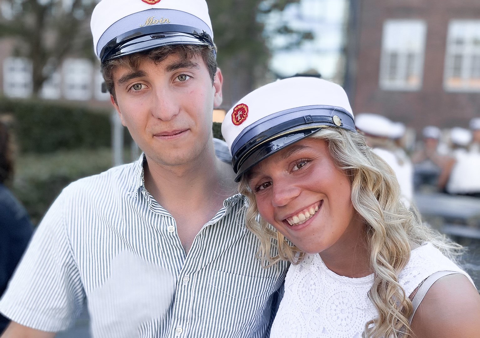 2 elever som er blevet HF studenter