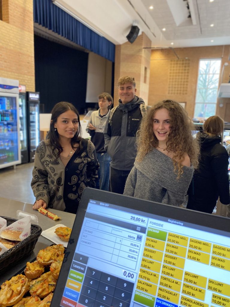 Elever der handler i skolens kantine