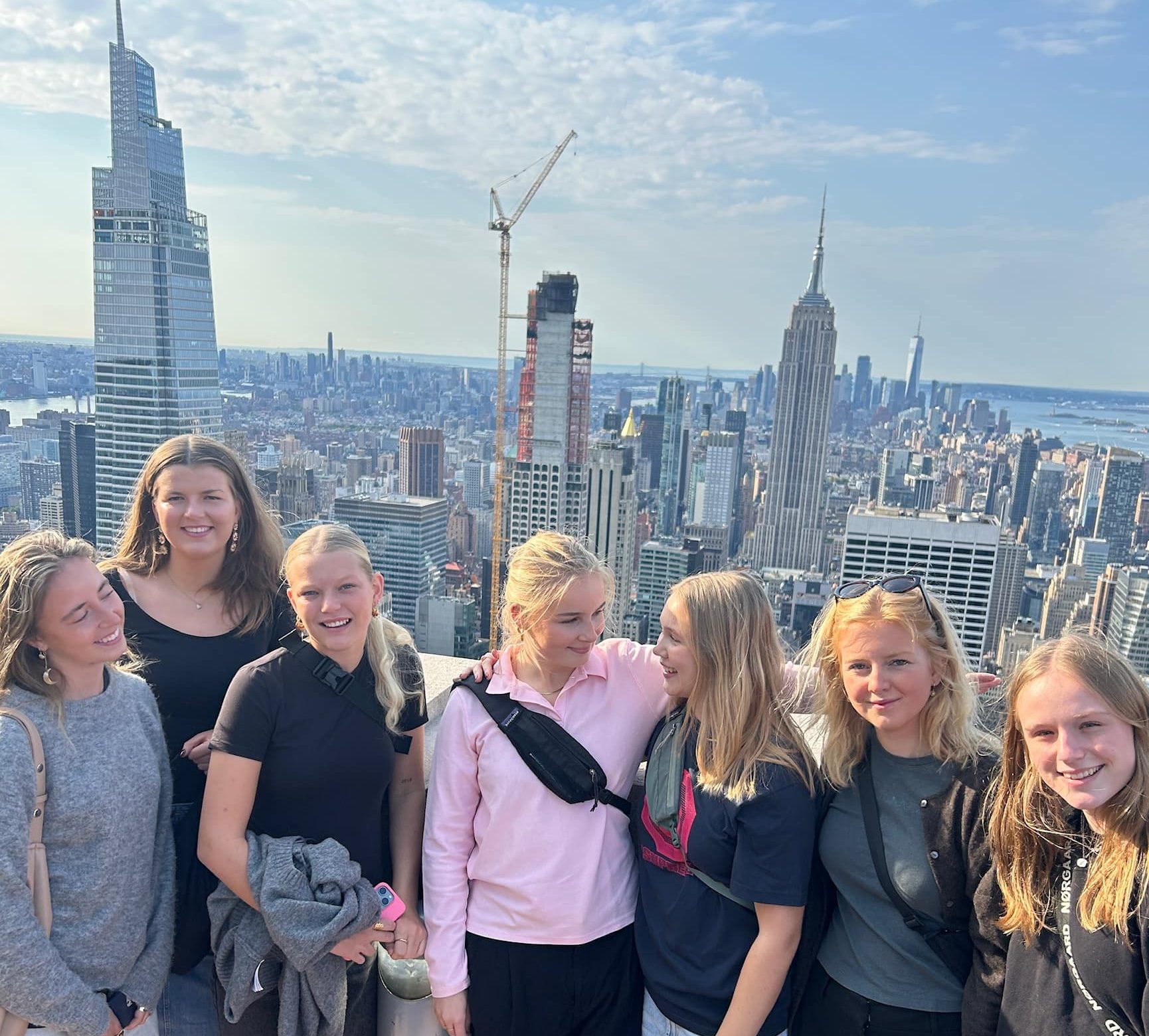 elever som står foran skyline i New York